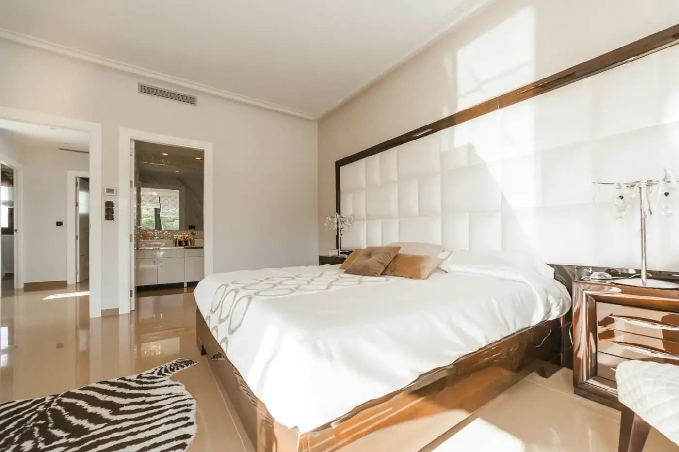 Hillside 3-bedroom apartment in Khulshi — photo 2